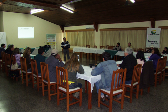 Coordenador Eneo Webber trouxe aos participantes projetos para resolver problemas nas propriedades