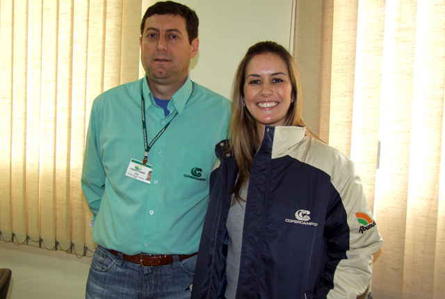 Gerente técnico e insumos Edmilson José Enderle e RTV da Roundup Sinara Dias