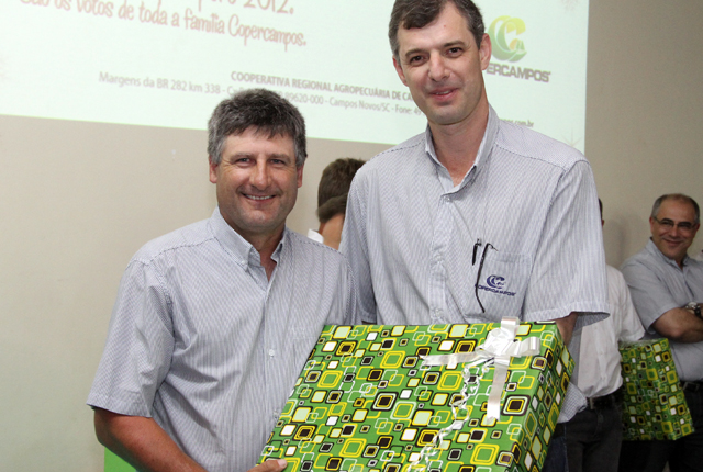 Livino Canuto recebe notebook das mãos do diretor executivo Laerte Izaias Thibes Júnior