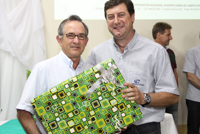 Ganhador do brinde, associado Amazonas Belo e gerente técnico e insumos Edmilson José Enderle (Chu)