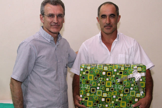 Vice-presidente Cláudio Hartmann entrega prêmio ao associado Anildo Carvalho