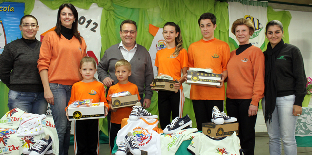 Alunos recebem uniformes personalizados